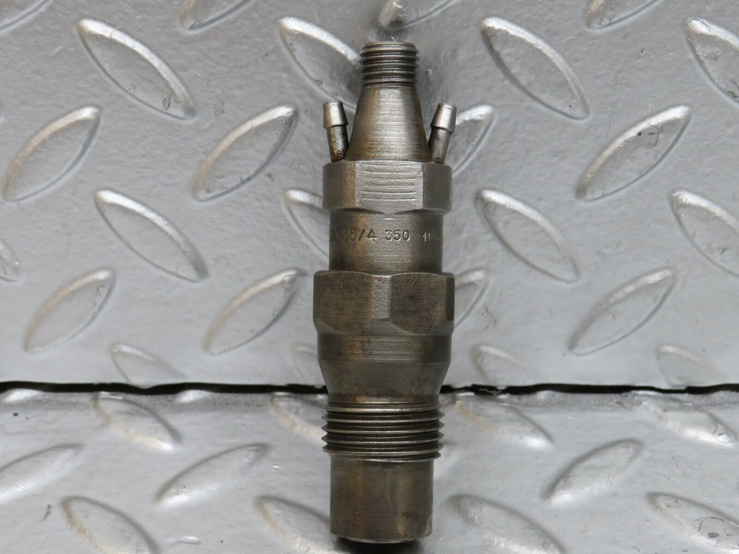 28504 Mercedes-Benz S123 240D Wagon Fuel Injector Bosch KCA30S35/4