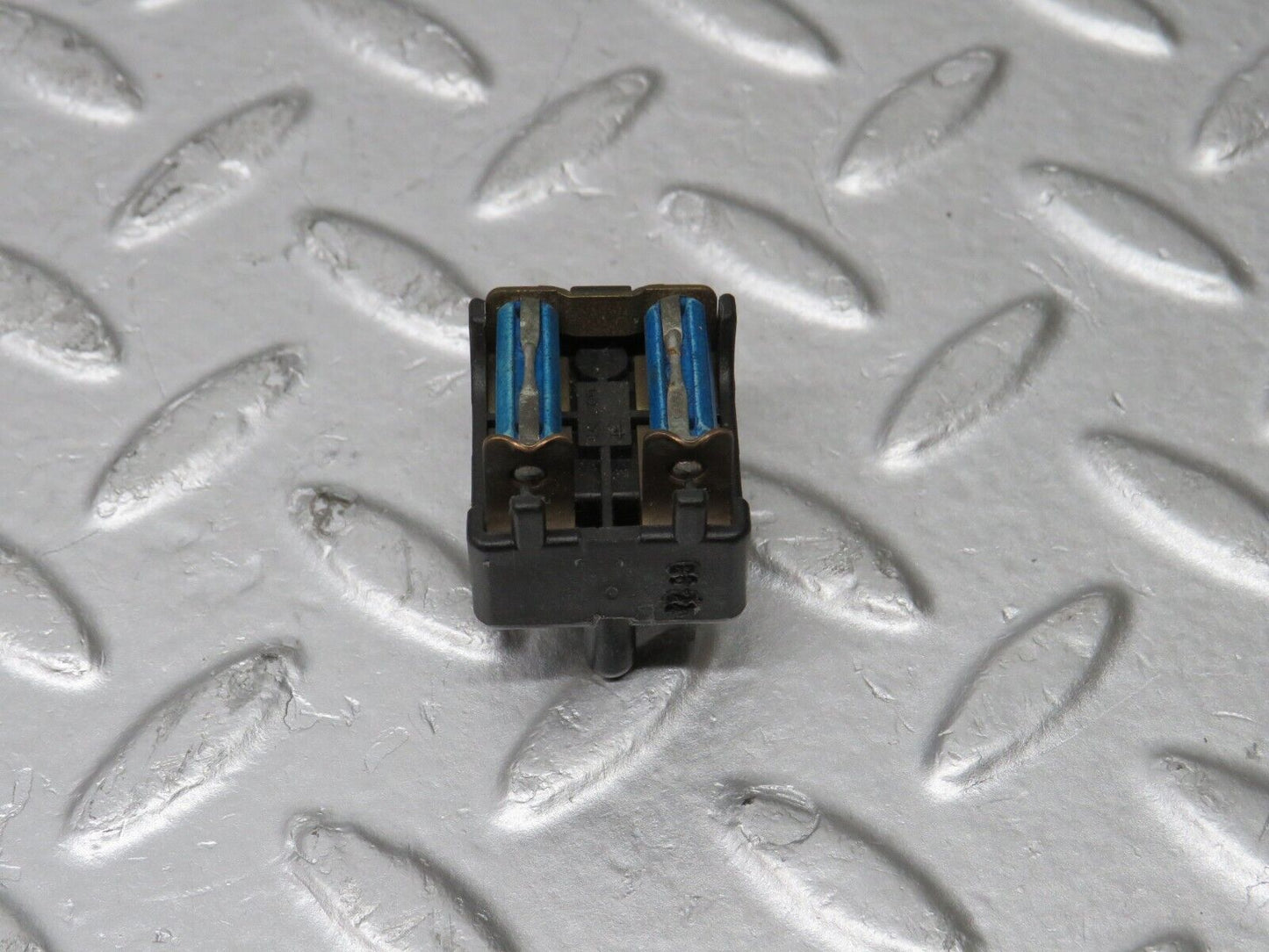 37953 Mercedes-Benz A124 320E Cabriolet Fuse Box Connector 2015400350