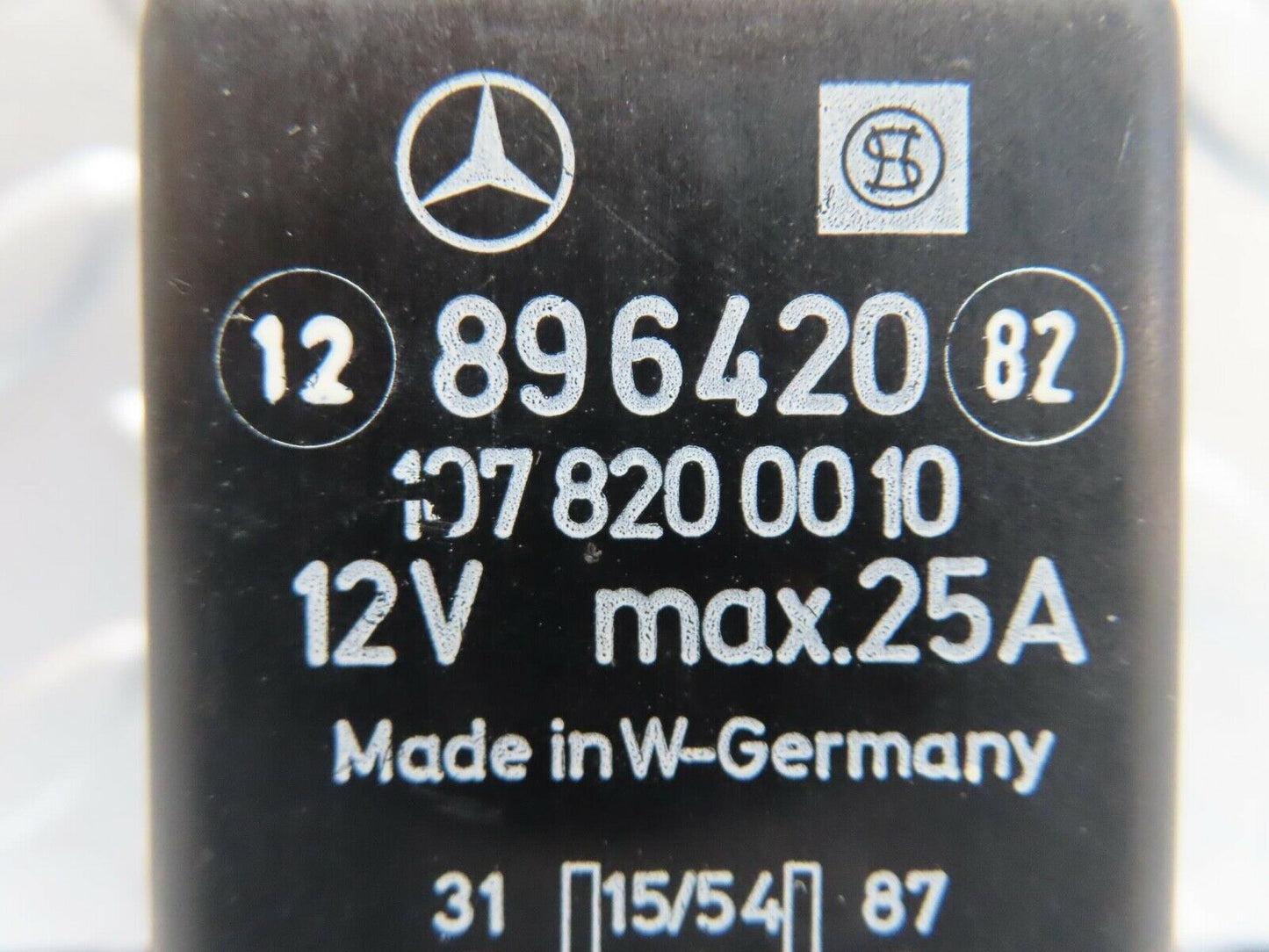 16122 Mercedes-Benz W123 280E Rear Heated Windscreen Relay 1078200010