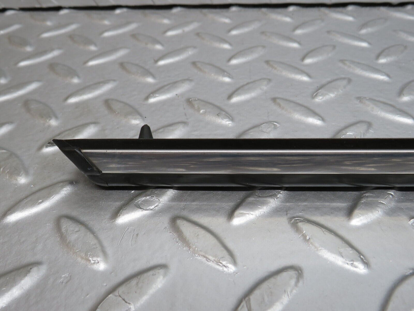 33630 Mercedes-Benz W123 Front Left Door Centre Moulding Trim