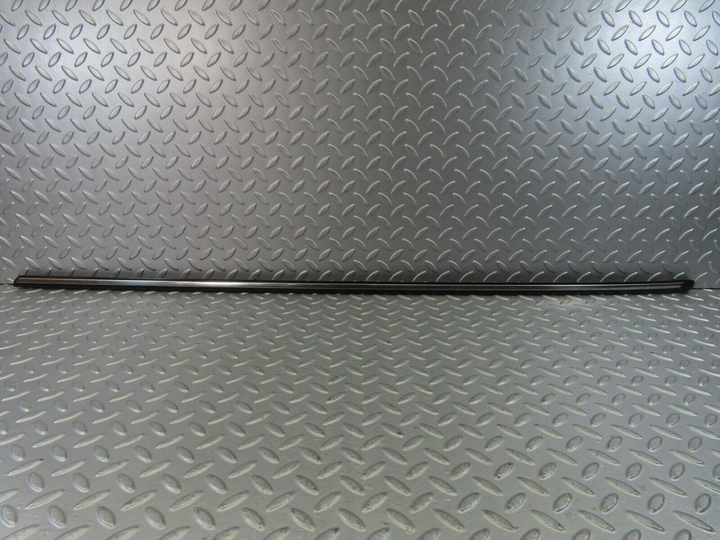 10275 Mercedes-Benz W123 Front Right Fender Centre Moulding Trim