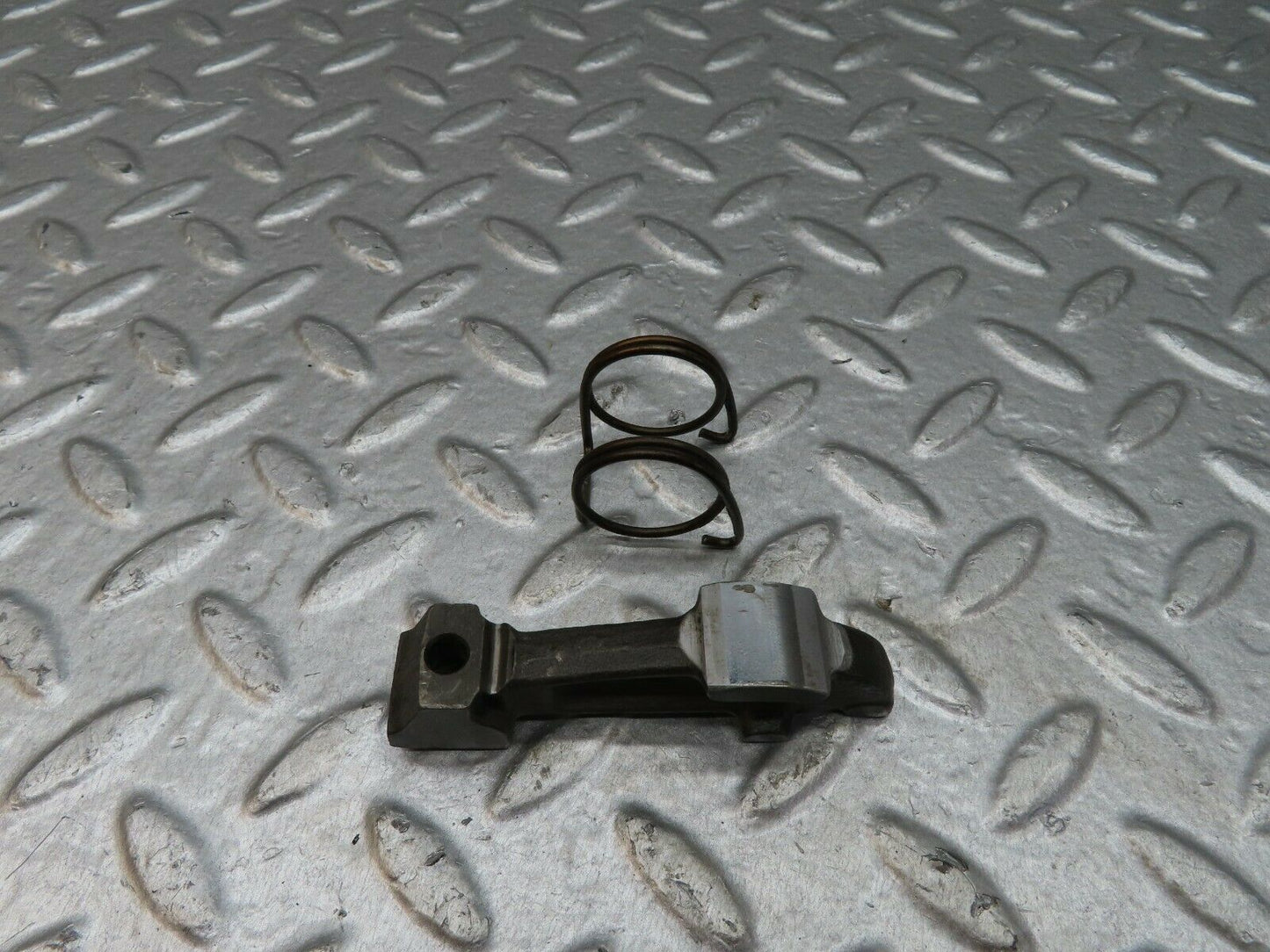 18063 Mercedes-Benz W123 200 Valve Rocker Arm With Retaining Spring