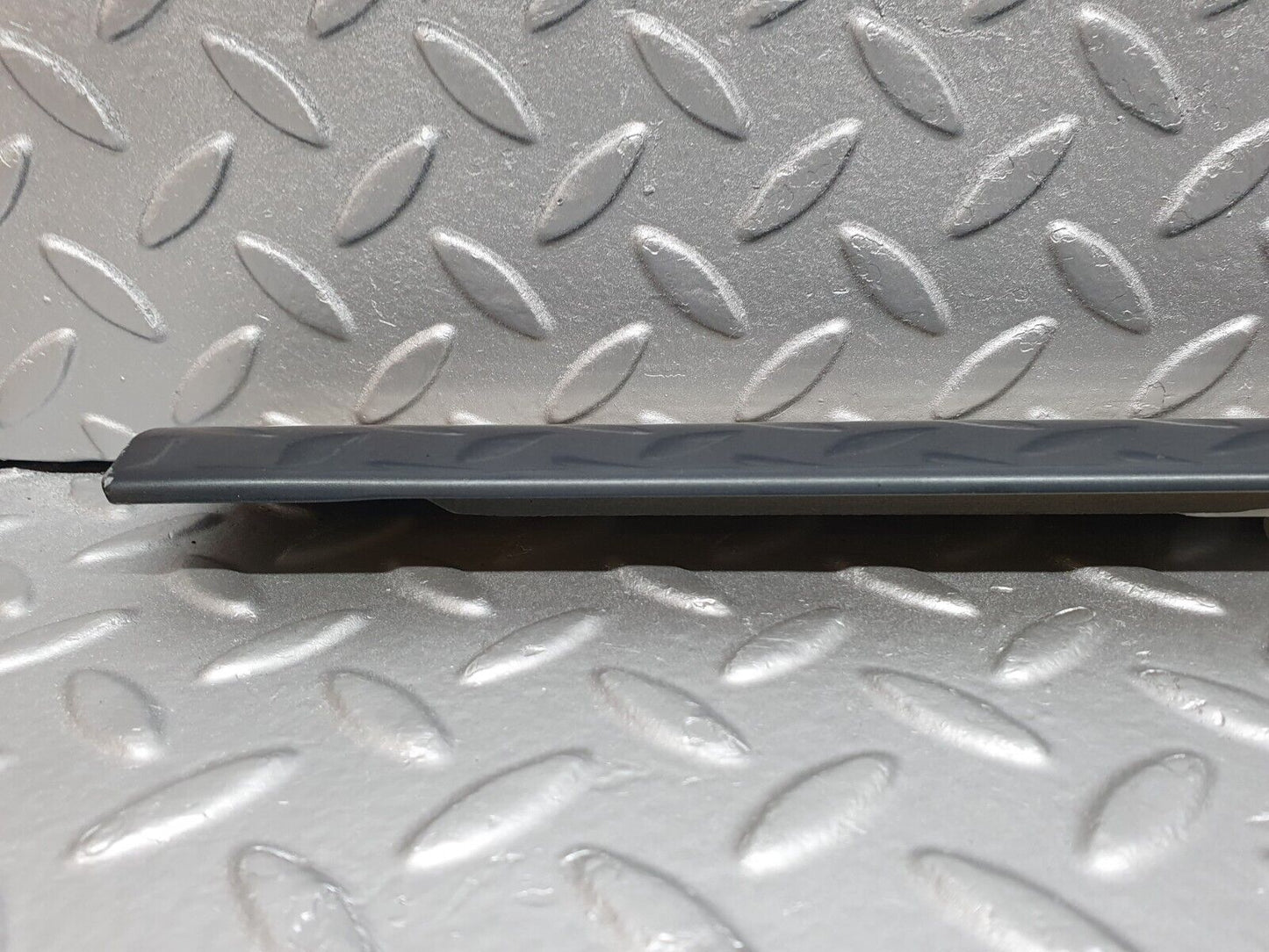 41804 Mercedes-Benz W202 C200 Front Right Door Centre Moulding Trim 2026909462