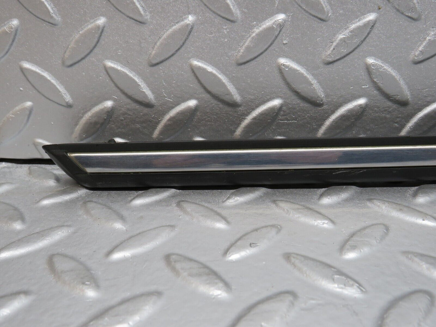 40641 Mercedes-Benz W123 300D Rear Left Door Centre Moulding Trim