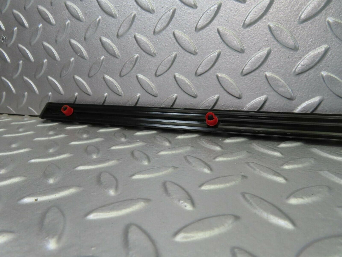 10257 Mercedes-Benz W123 Front Left Door Centre Moulding Trim