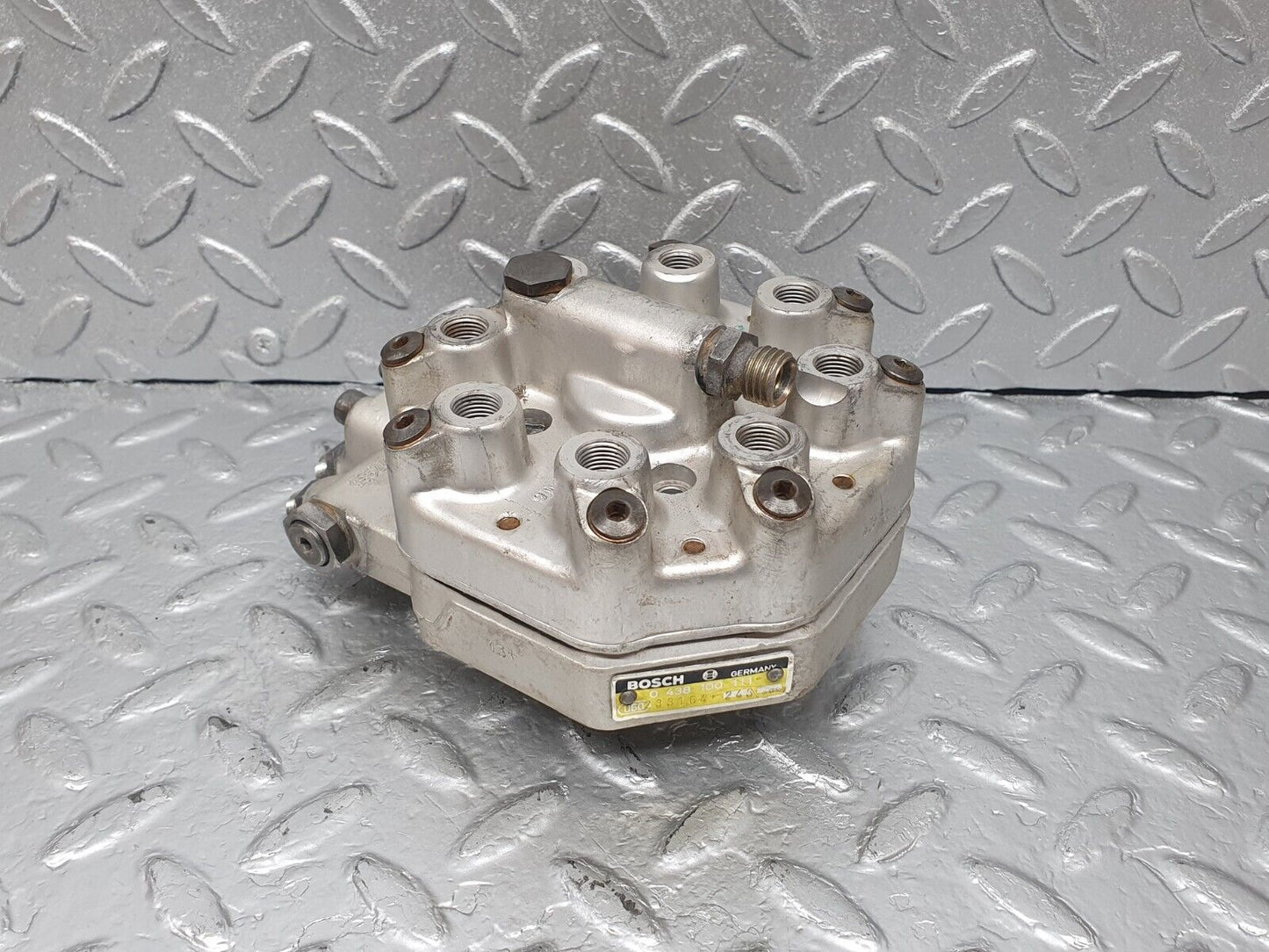 43648 Mercedes-Benz C126 380SEC Coupe Fuel Distributor Bosch 0438100111
