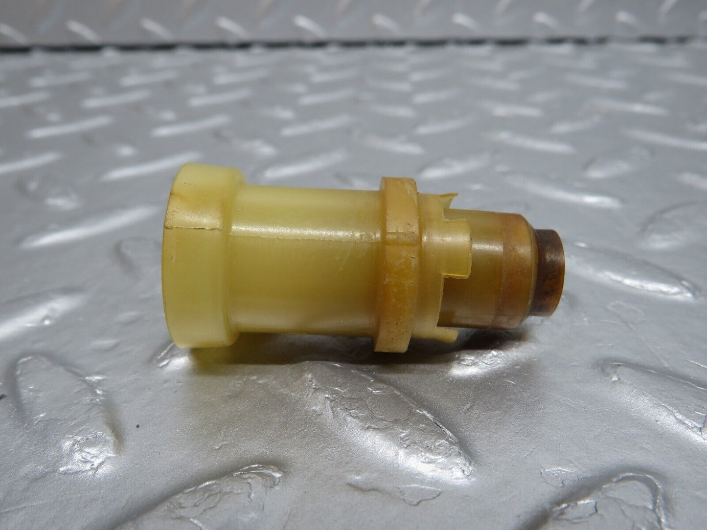40174 Mercedes-Benz R107 350SL Coupe Fuel Injector Holder 2x