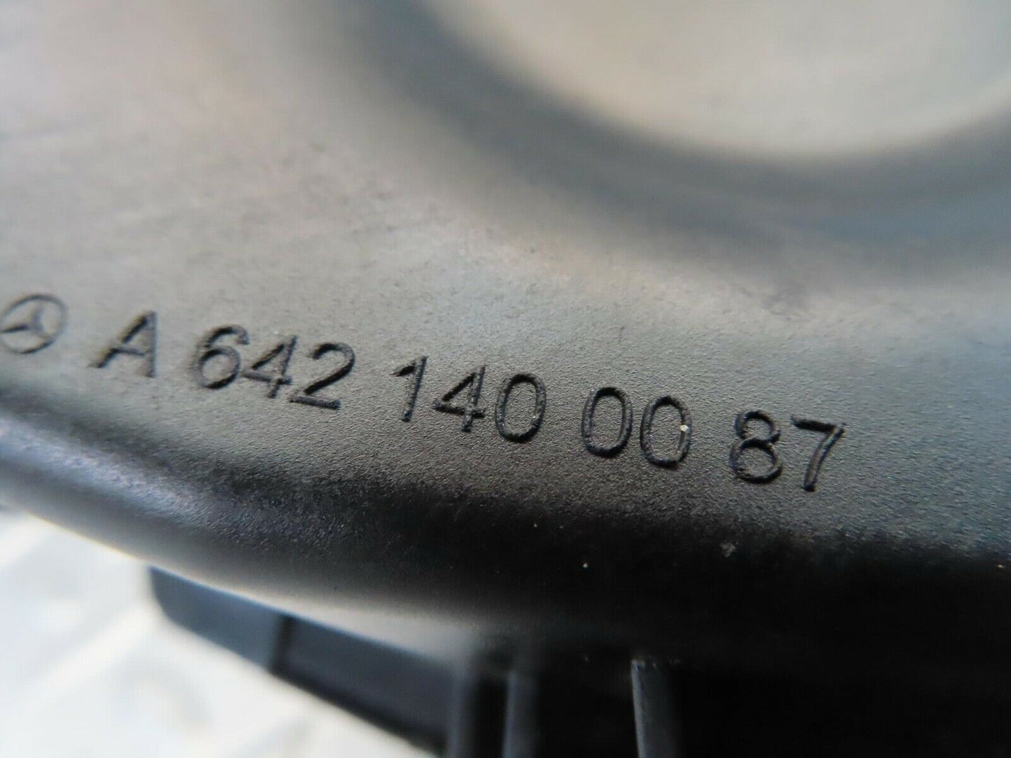 11221 Mercedes-Benz W221 S320 Air Intake Resonator Box 6421400087