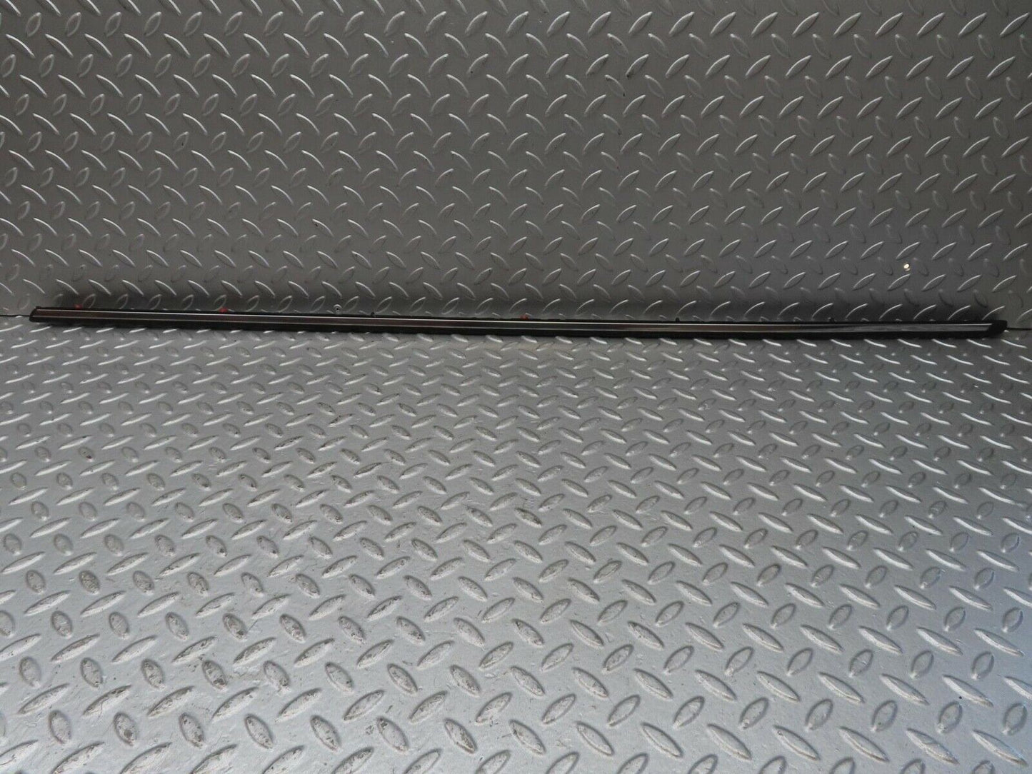 13443 Mercedes-Benz W123 200 Front Right Fender Centre Moulding Trim