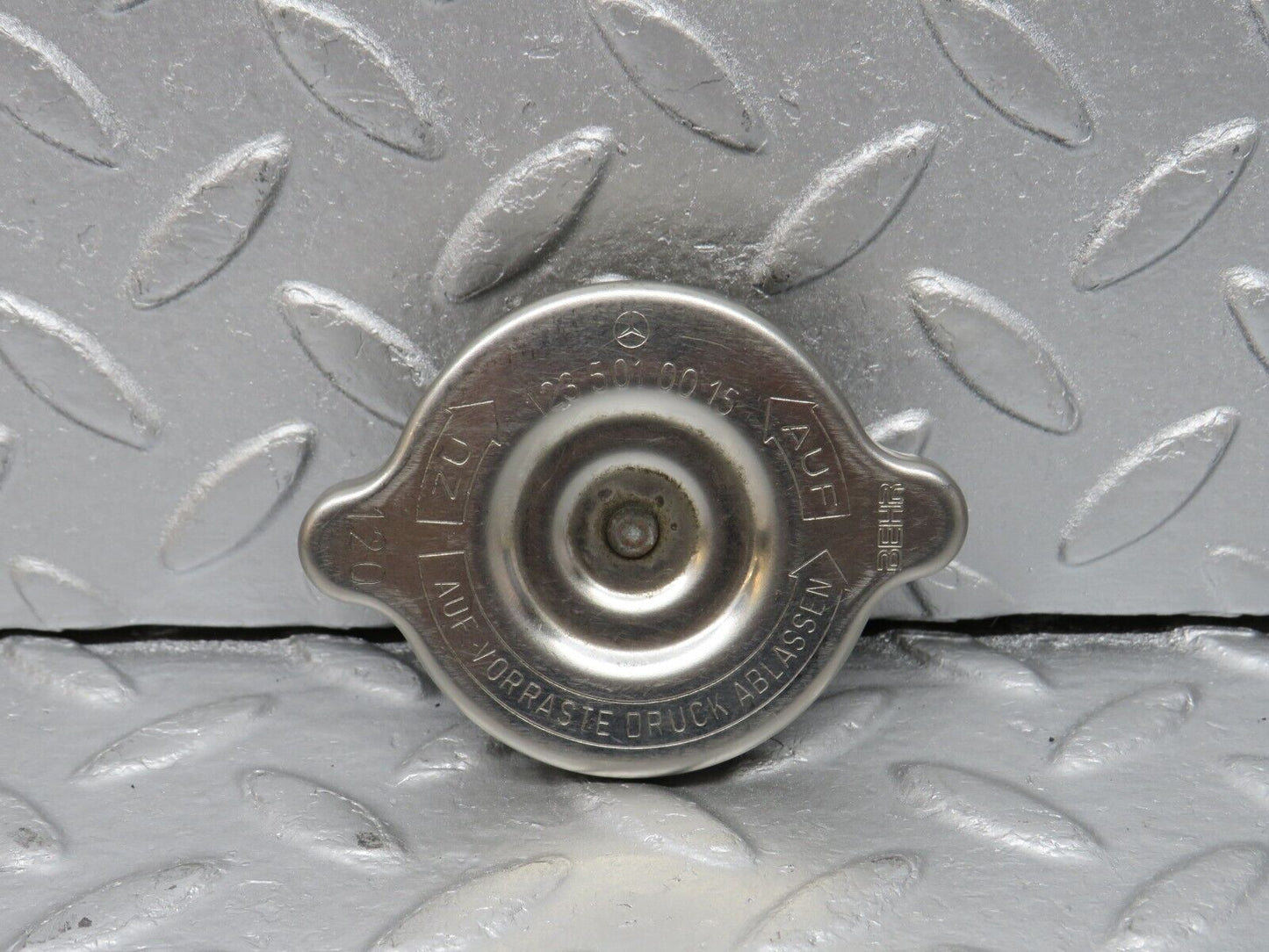 40681 Mercedes-Benz W123 300D Radiator Cap Behr 1235010015
