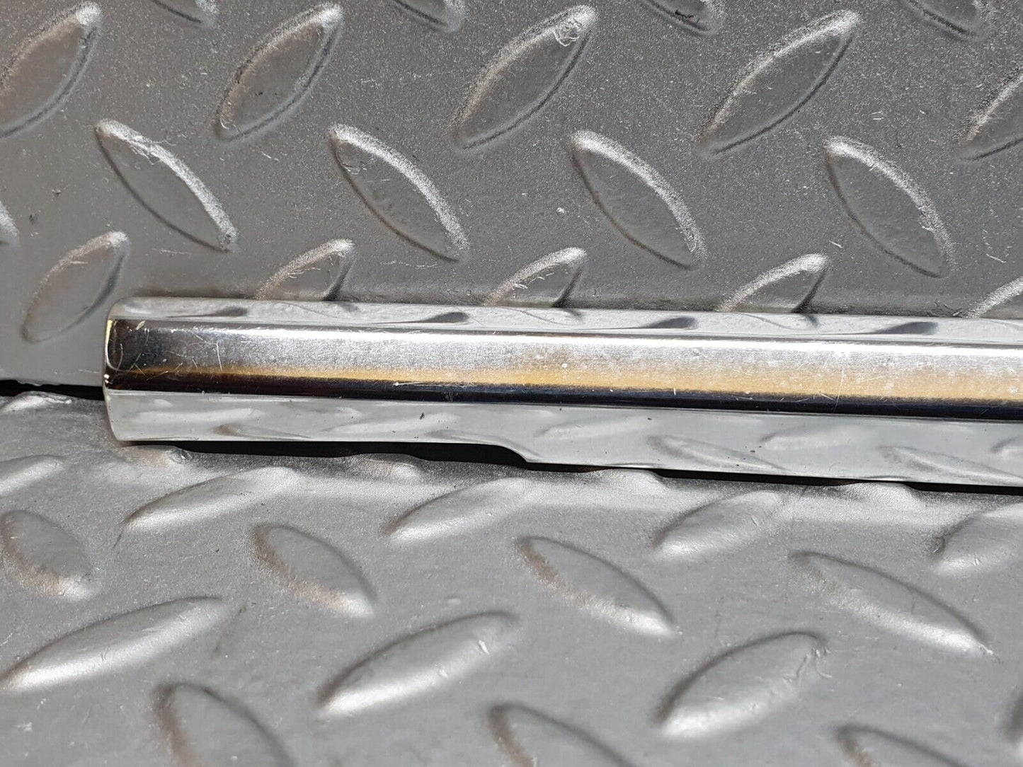 41190 Mercedes-Benz W126 300SE Front Left Door Chrome Moulding Trim