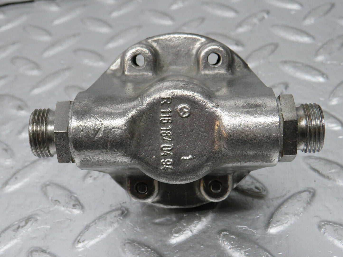 33065 Mercedes-Benz C107 R107 350 V8 Oil Pressure Damper 1161870196 1161870494