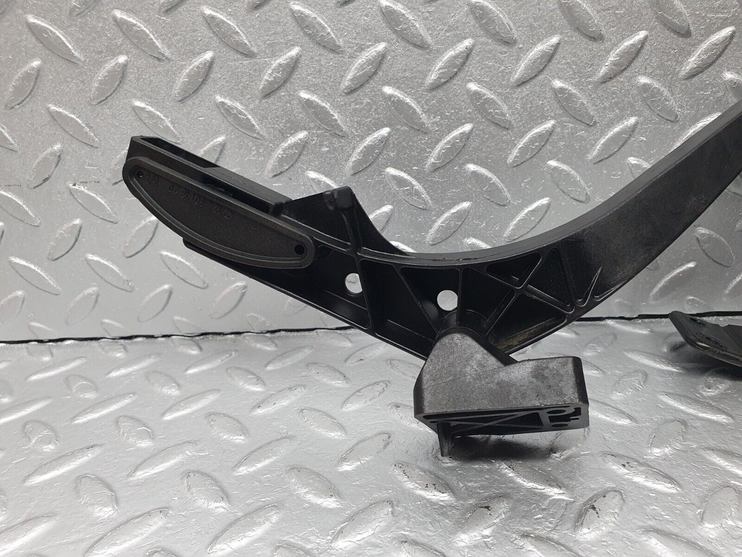 41787 Mercedes-Benz W202 C200 Accelerator Pedal With Linkage 1243011320 220301001 1293010382