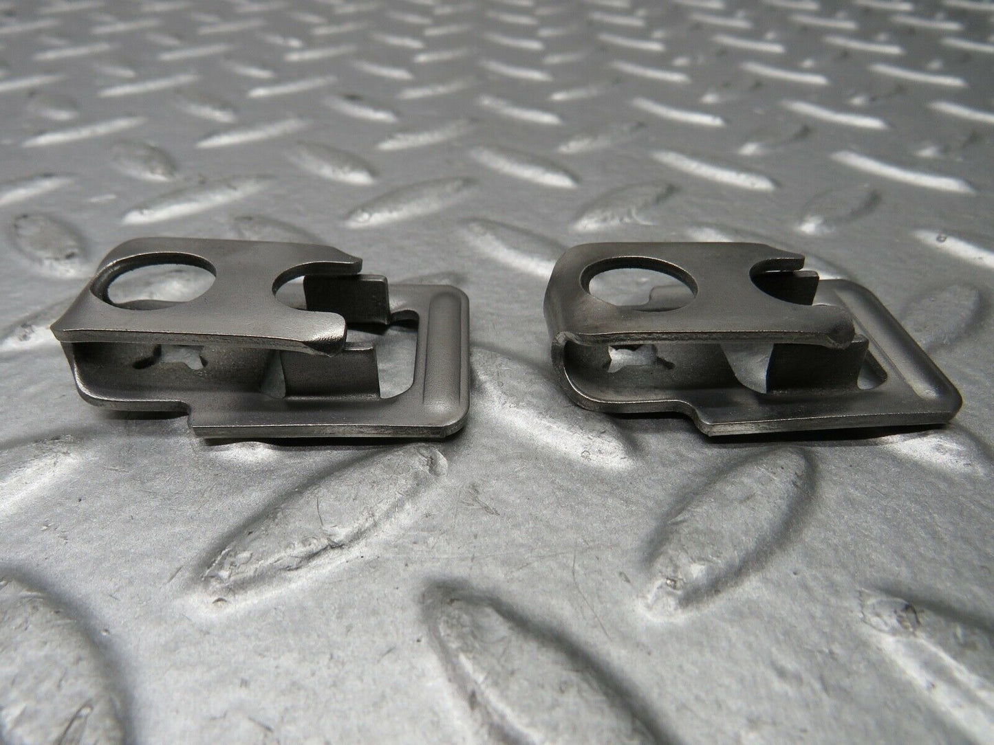 21800 Mercedes-Benz W126 300SE Fuel Injector Bracket 2 pcs