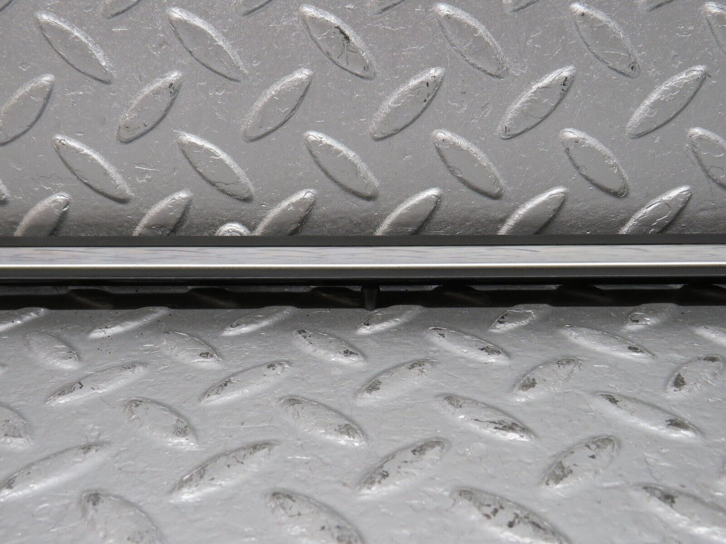 40640 Mercedes-Benz W123 300D Rear Right Door Centre Moulding Trim