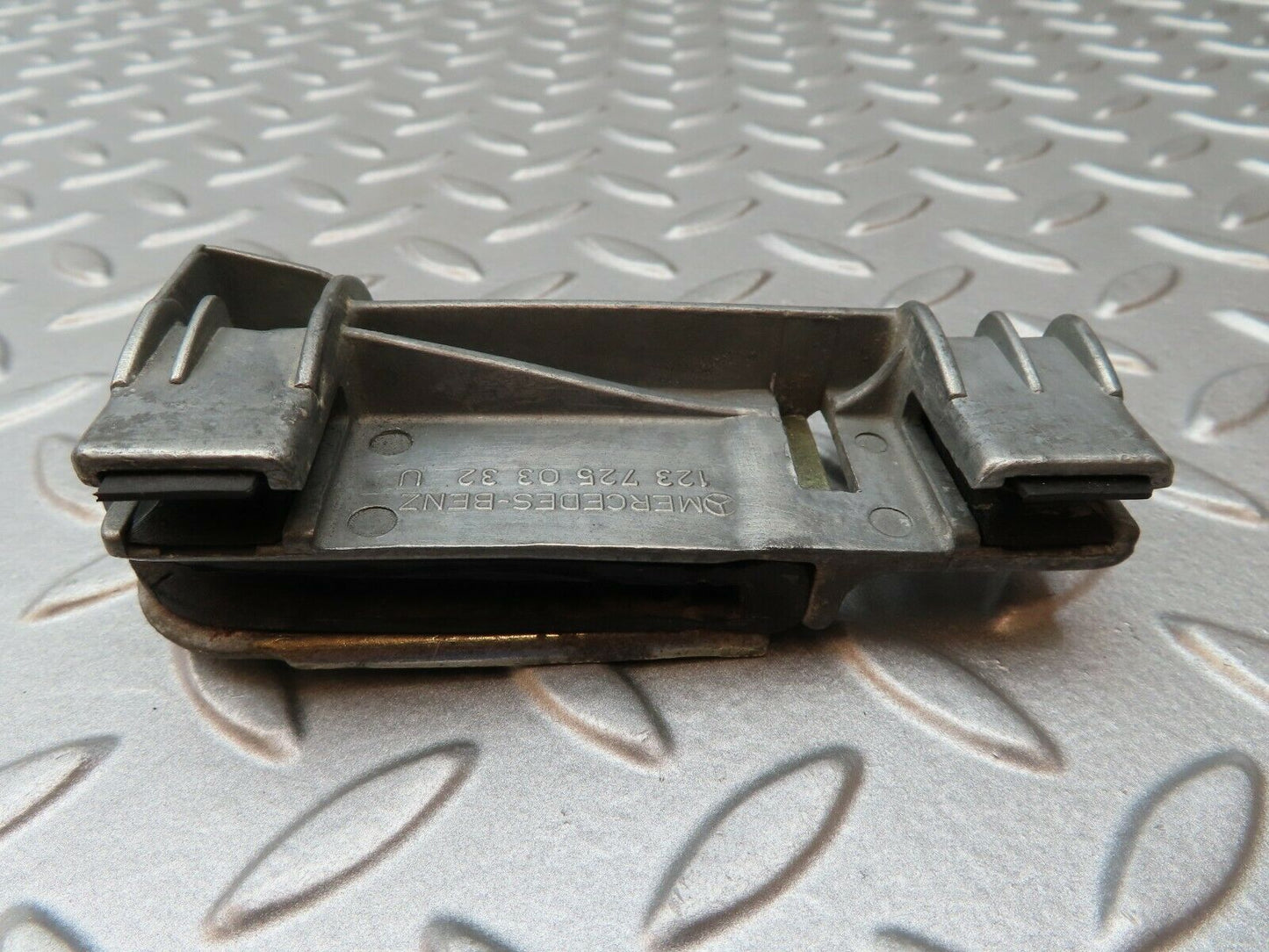 4138 Mercedes-Benz C123 280CE Fixing Clip To The Door Glass 1237250332