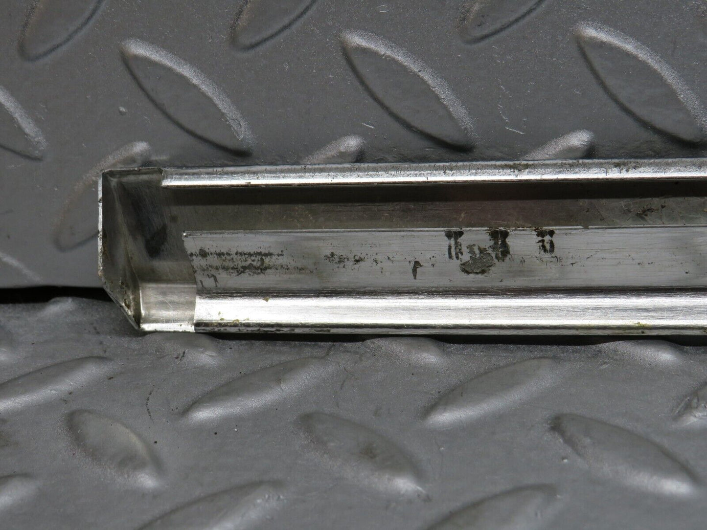 39107 Mercedes-Benz R107 500SL Right Door Chrome Trim