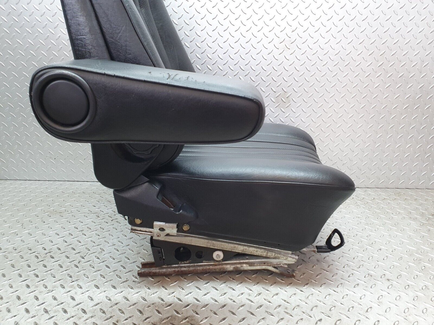 40807 Mercedes-Benz W123 300D Front Left Seat Leather Black