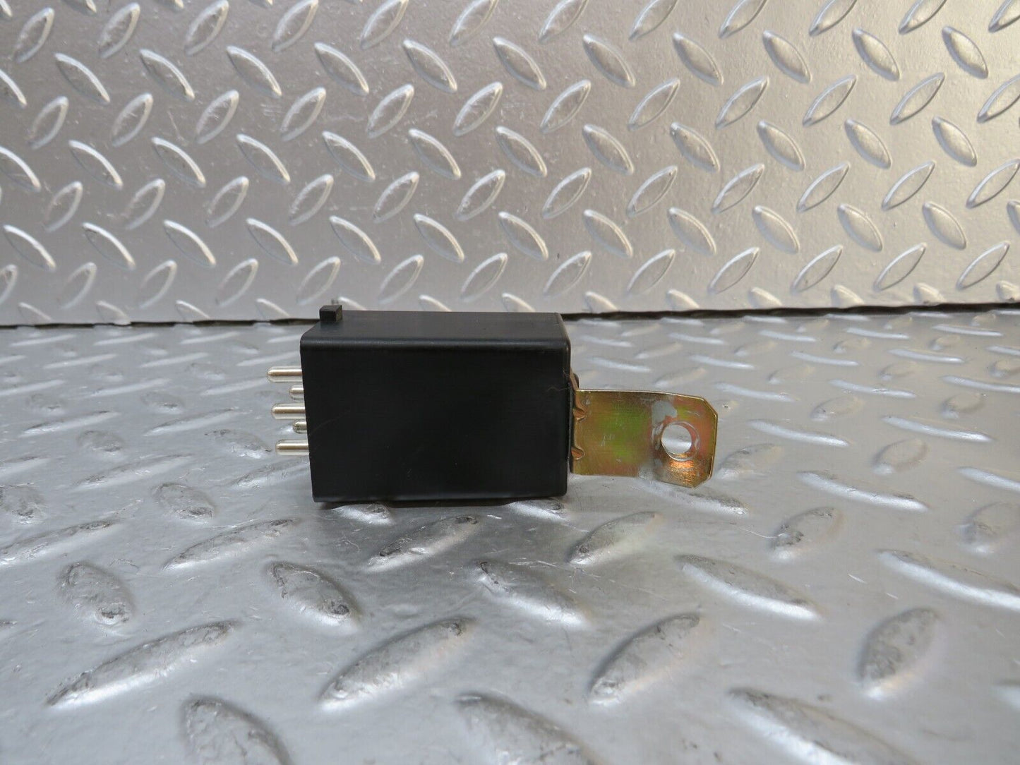 29834 Mercedes-Benz W123 230E Rear Heated Window Relay 1078200010