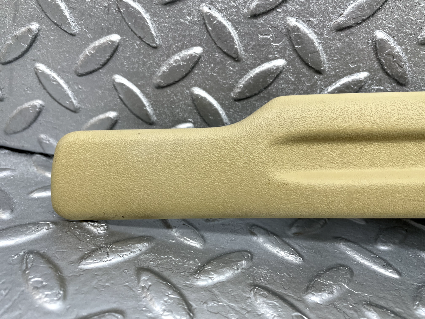 44281 Mercedes-Benz W123 280E Front Right Seat Cover Trim Beige 1239193120