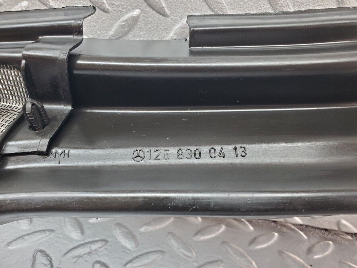 45707 Mercedes-Benz W126 420SE Windscreen Wiper Cover Grill 1268300413 1268300313