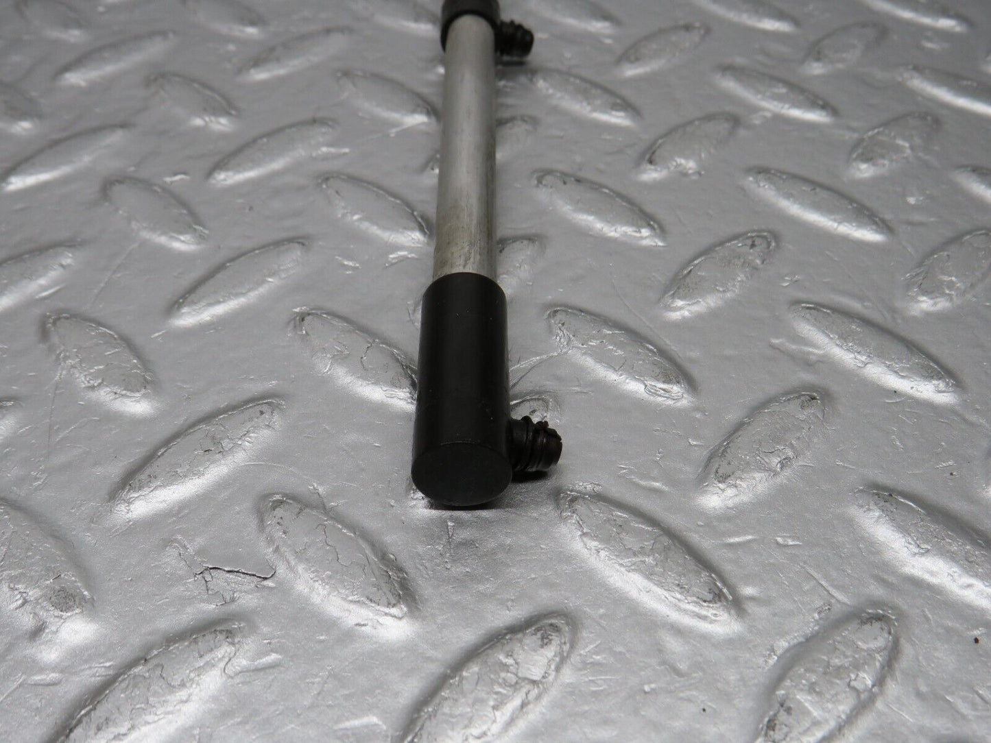 39157 Mercedes-Benz R107 500SL Camshaft Oil Tube
