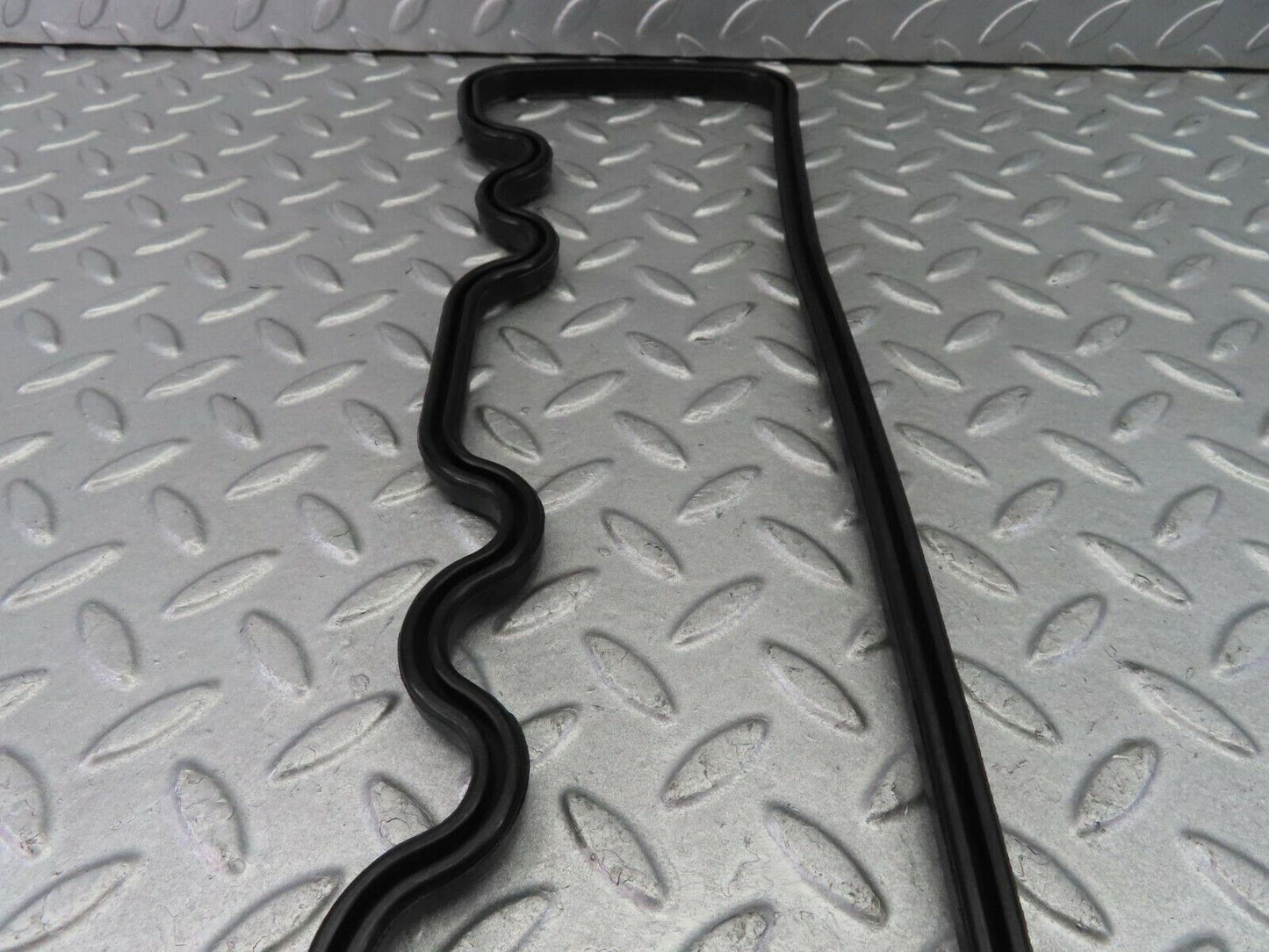 8104 Mercedes-Benz W108 Valve Cover Gasket Seal 1300160221