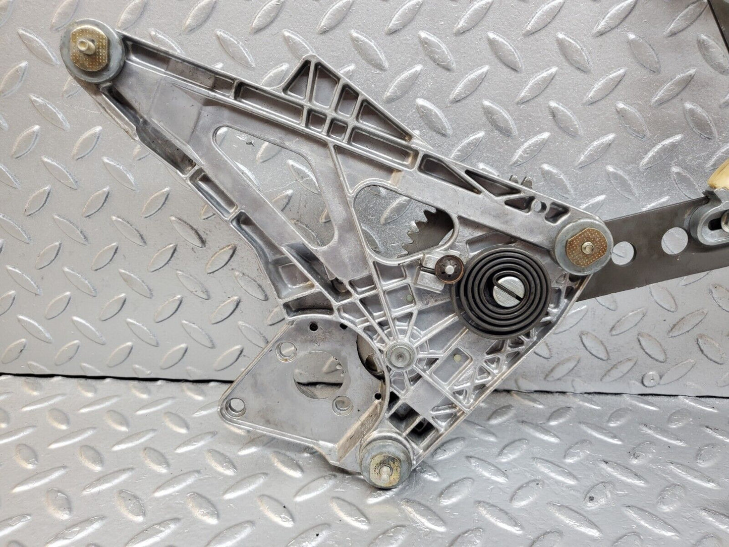 44412 Mercedes-Benz W123 280E Front Left Power Window Regulator 1237202746 1267250311
