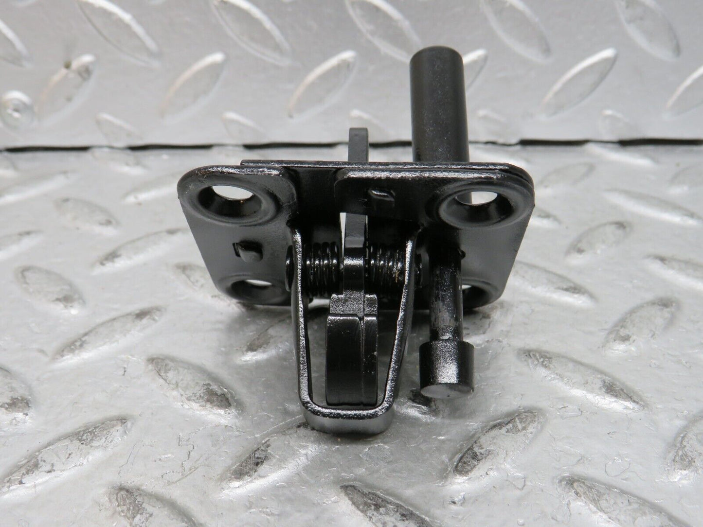 28375 Mercedes-Benz S123 240D Wagon Bonnet Lock Latch