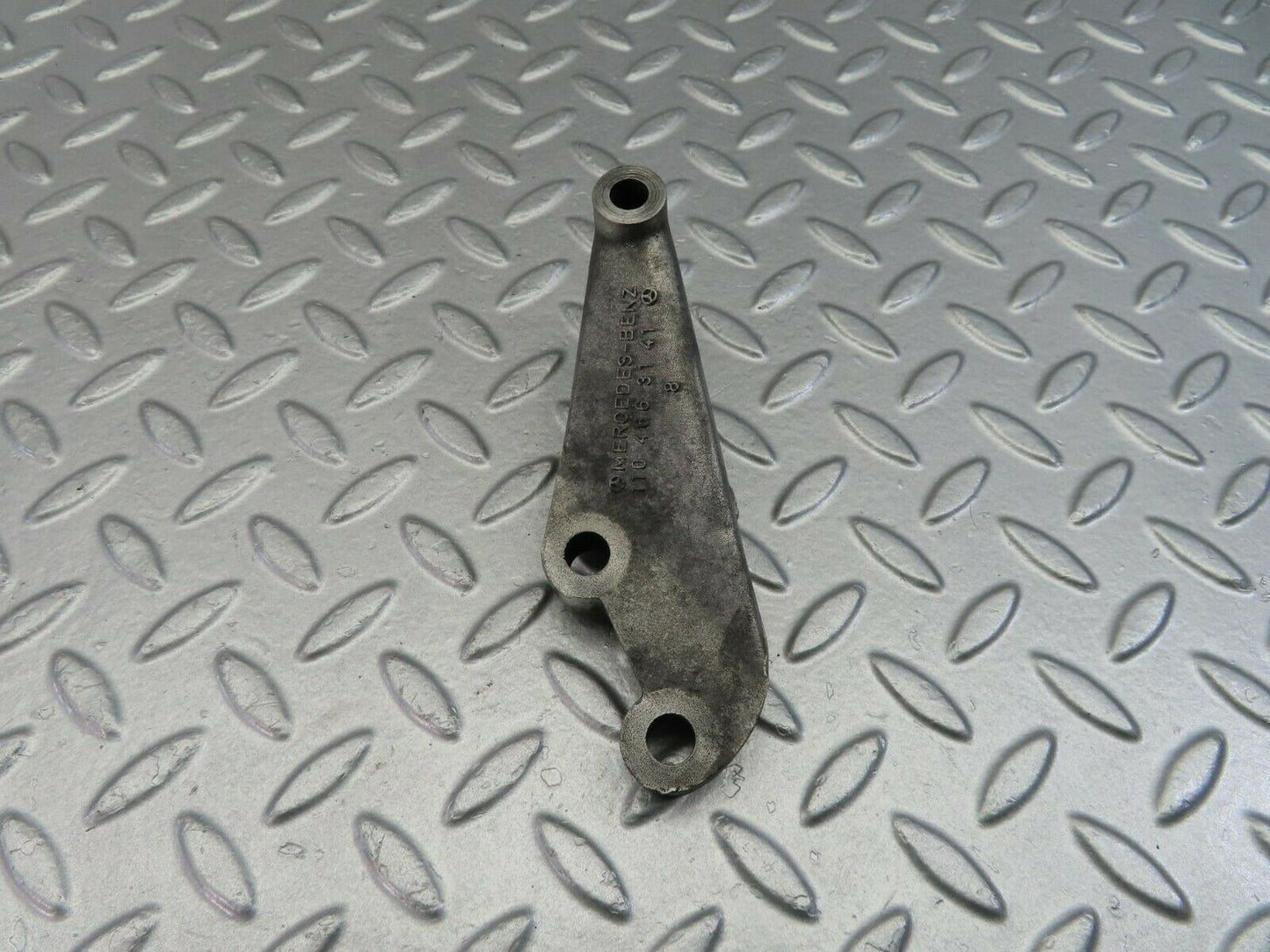 9819 Mercedes-Benz C123 280CE Coupe Power Steering Pump Bracket 1104663141
