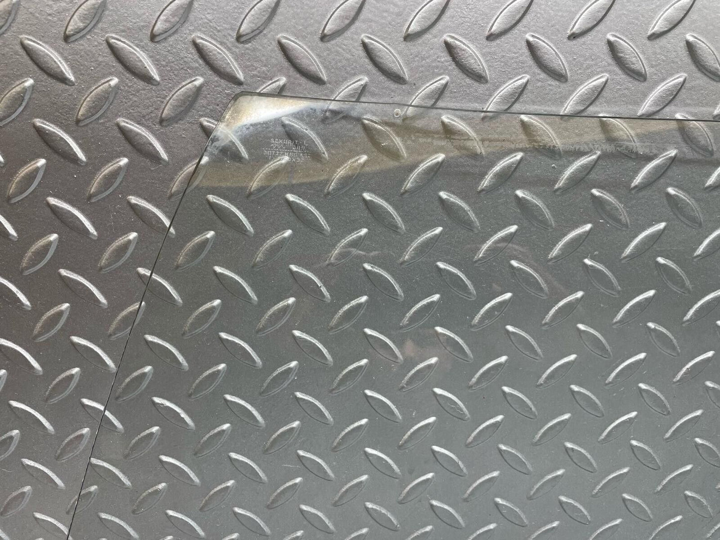 42409 Mercedes-Benz R107 Hard Top Rear Windscreen