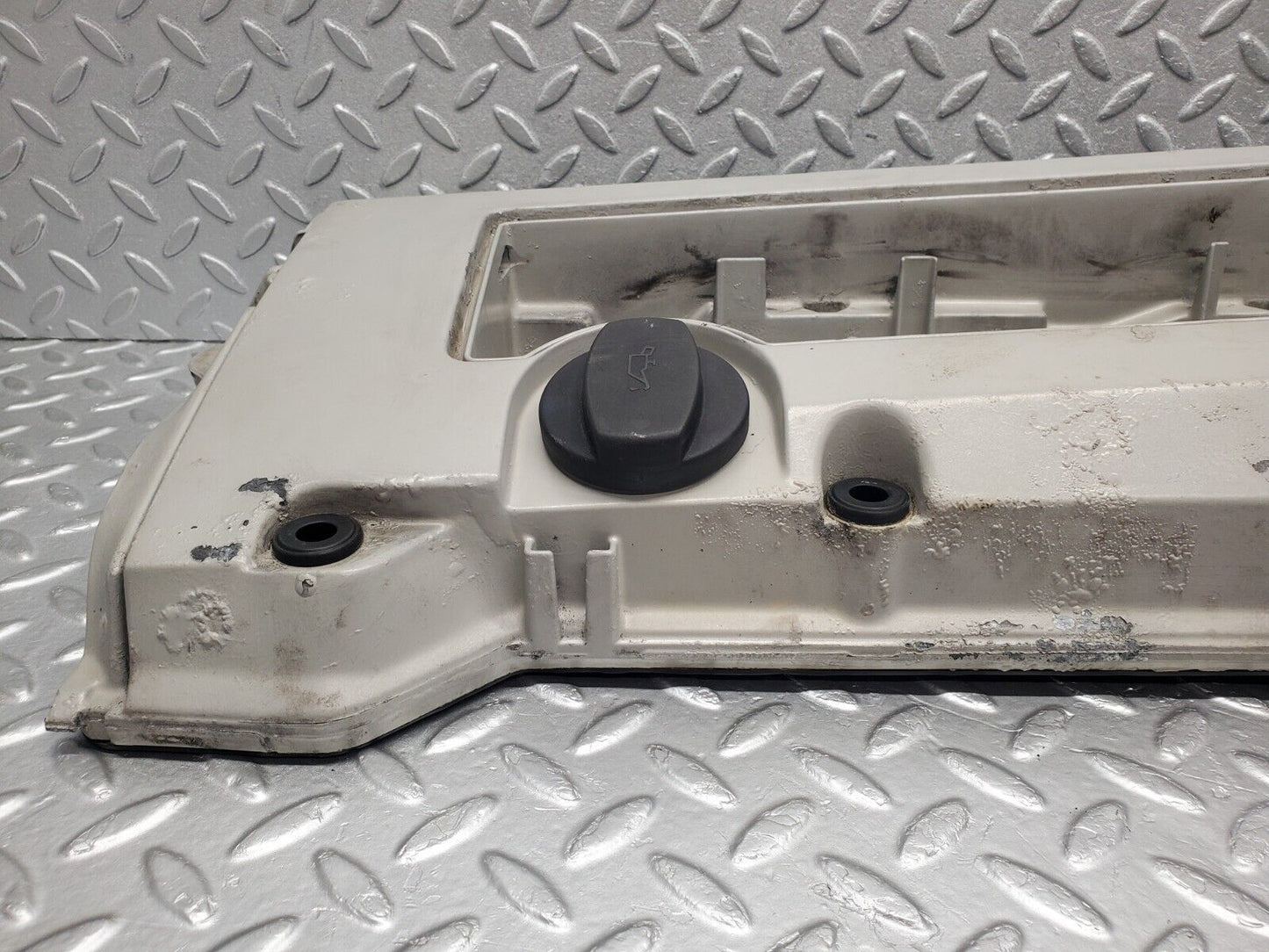 46232 Mercedes-Benz W124 280E Cylinder Head Valve Cover 1040160705