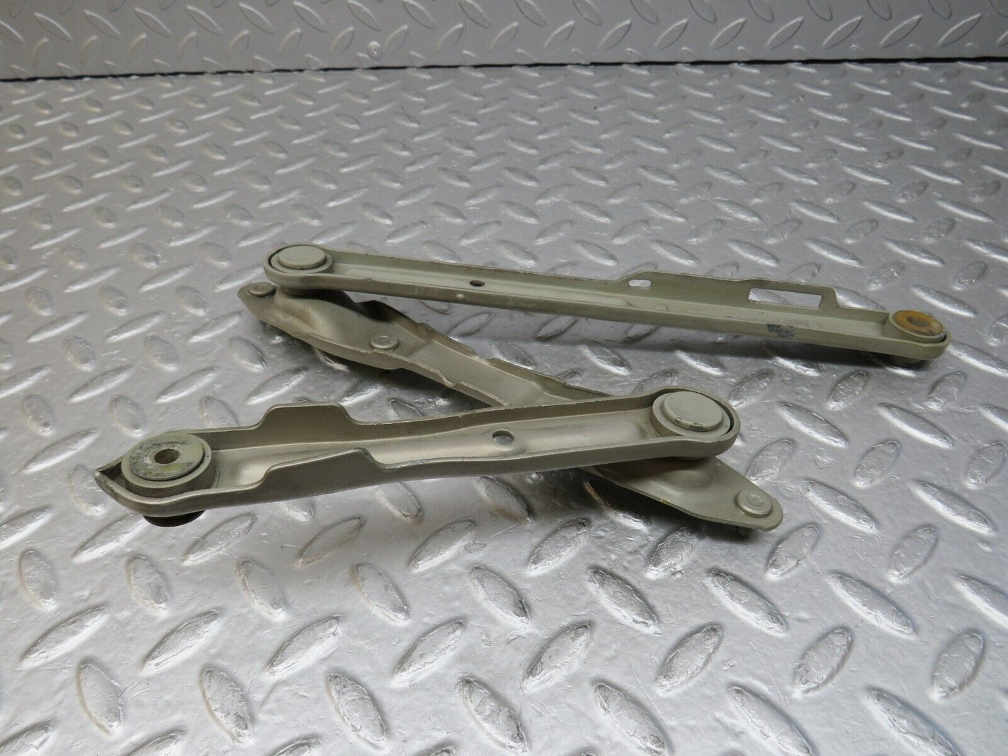 36537 Mercedes-Benz W201 190E 2.0L Bonnet Hinge Right Side