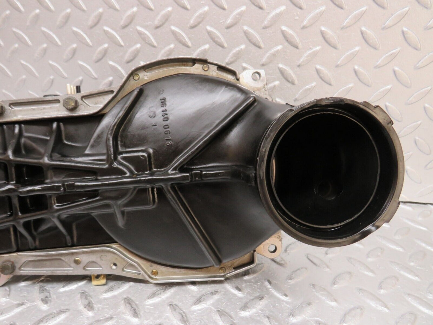 37118 Mercedes-Benz C126 420SEC Coupe Air Flow Mass Meter Sensor 0438121037