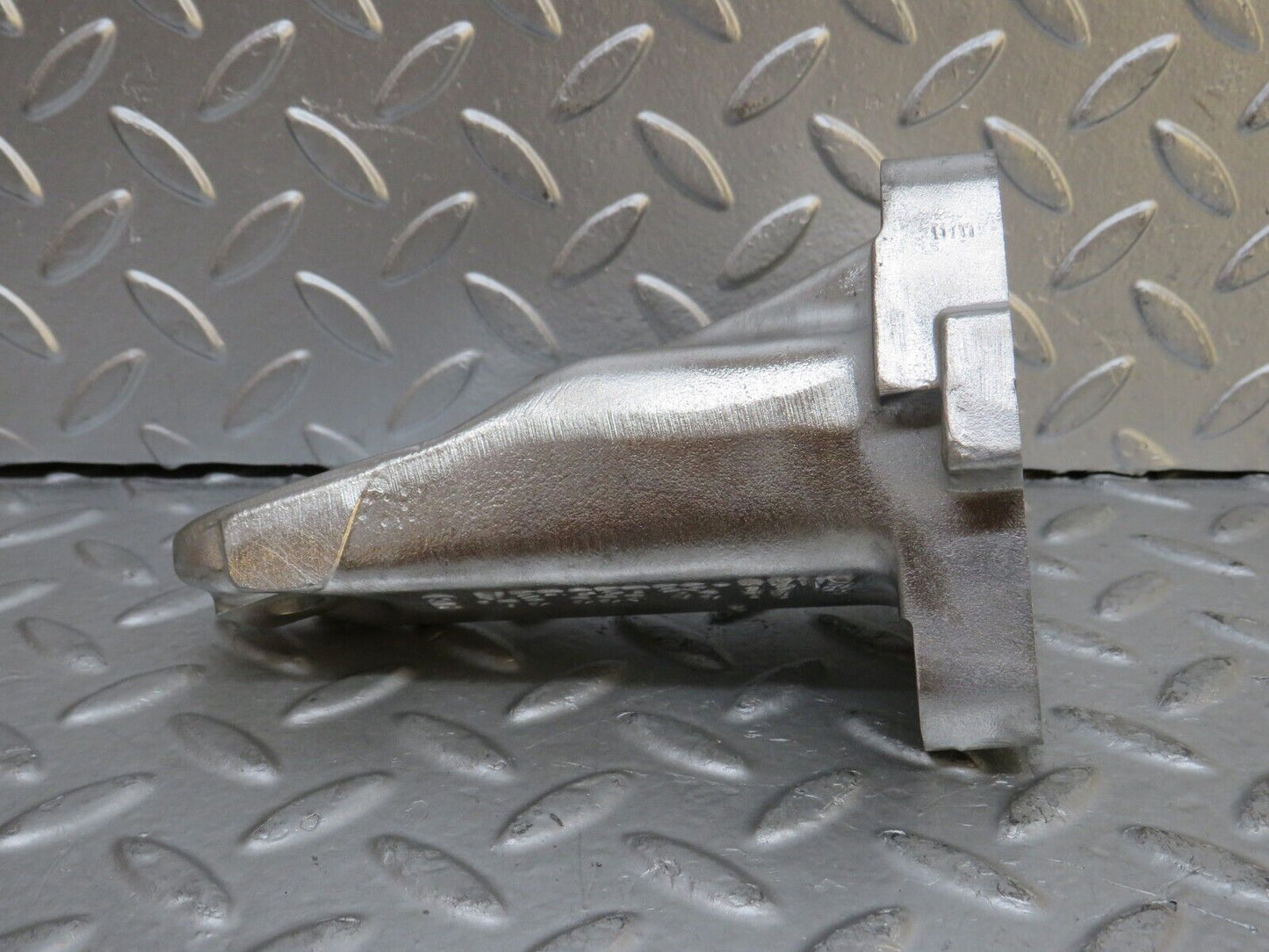 29432 Mercedes-Benz W124 230E Engine Mount Bracket Right Side 1022234204