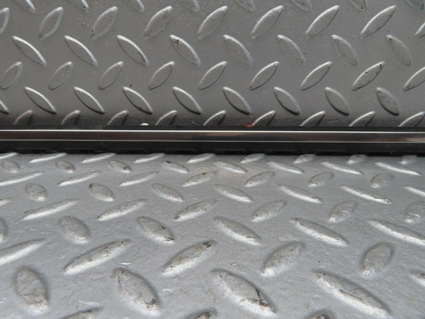 13448 Mercedes-Benz W123 200 Front Left Door Centre Moulding Trim