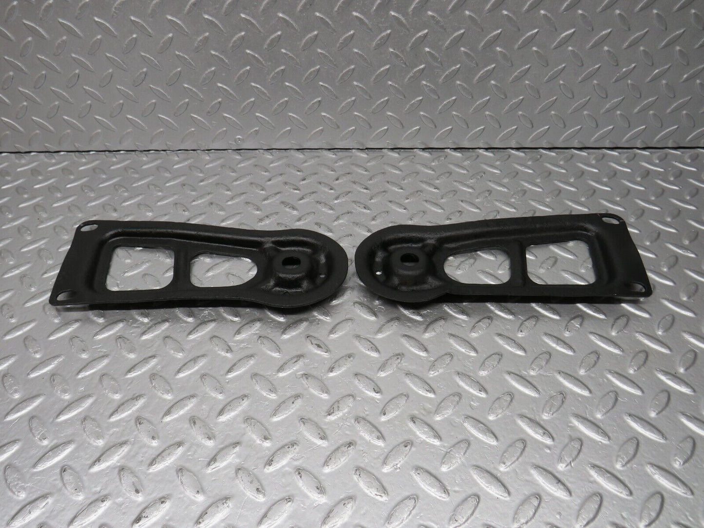 40543 Mercedes-Benz W123 300D Rear Suspension Axle Mounting Bracket