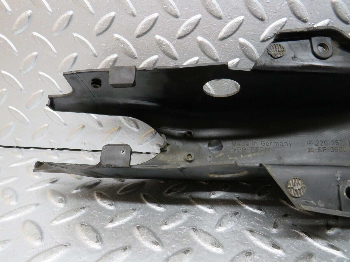 30209 Mercedes-Benz W220 S430 Rear Right Control Arm Cover 2203521188