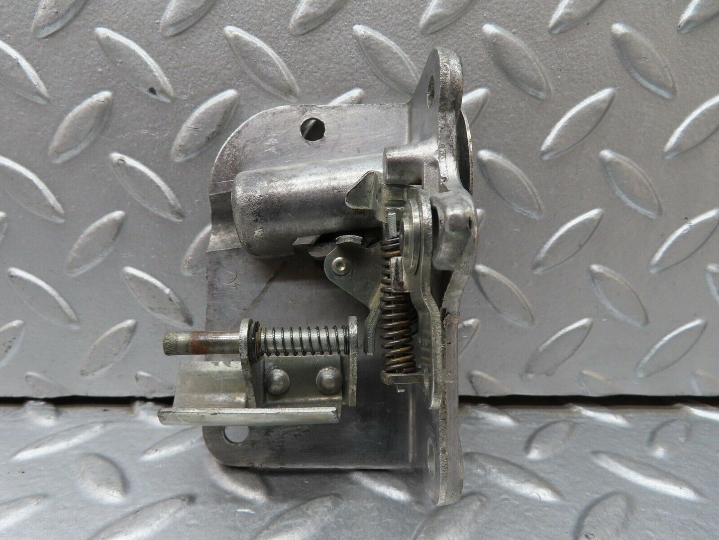18626 Mercedes-Benz W120 W121 Ponton Right Door Lock Mechanism