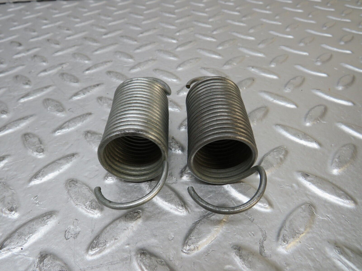 26892 Mercedes-Benz W123 240D Front Seat Adjustment Spring Pair