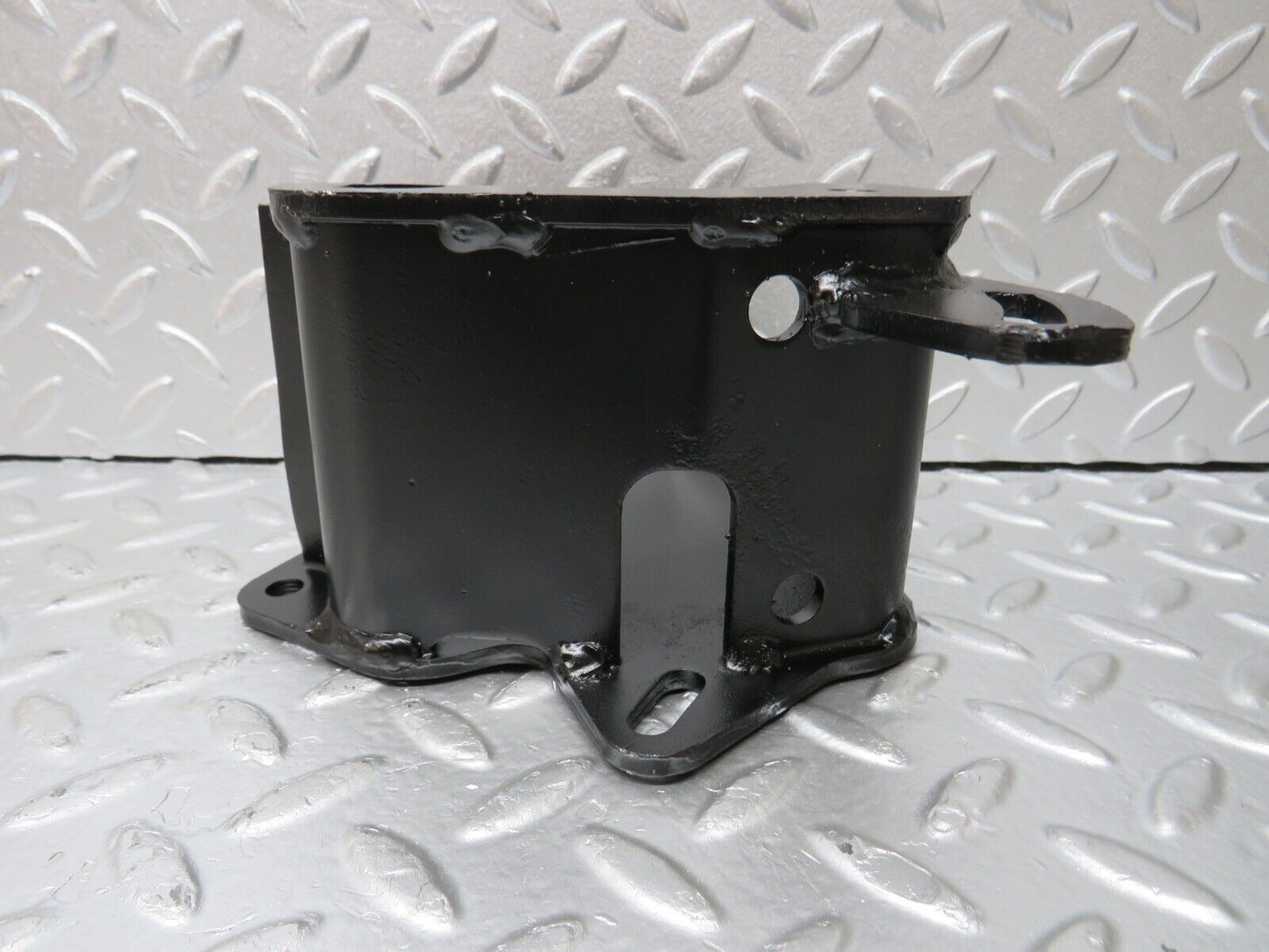 33086 Mercedes-Benz C107 R107 350 V8 Power Steering Pump Bracket