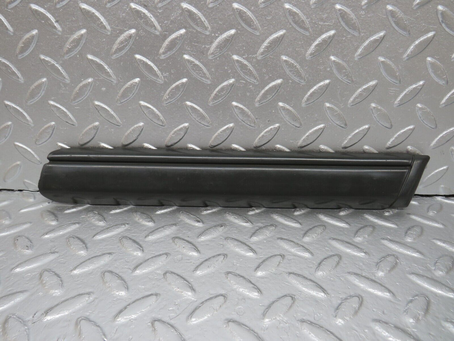 33996 Mercedes-Benz W124 260E Front Right Fender Wing Centre Moulding Trim