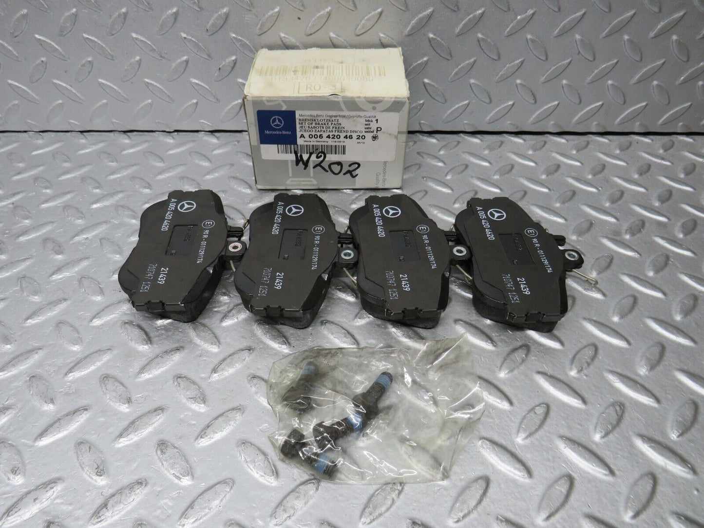 38206 Mercedes-Benz W202 Genuine Front Brake Pads New 0054204620