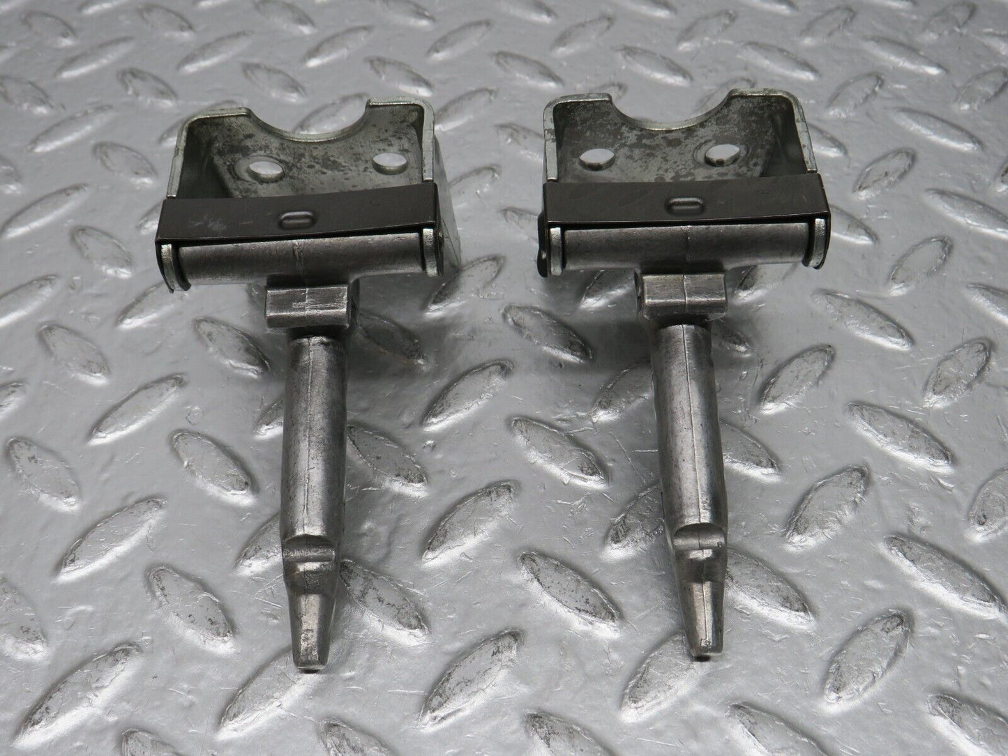 32555 Mercedes-Benz S124 300TE Wagon Rear Seat Hinge
