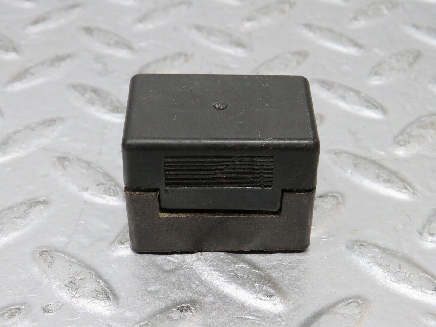 37323 Mercedes-Benz W109 300SEL Fuse Box Connector