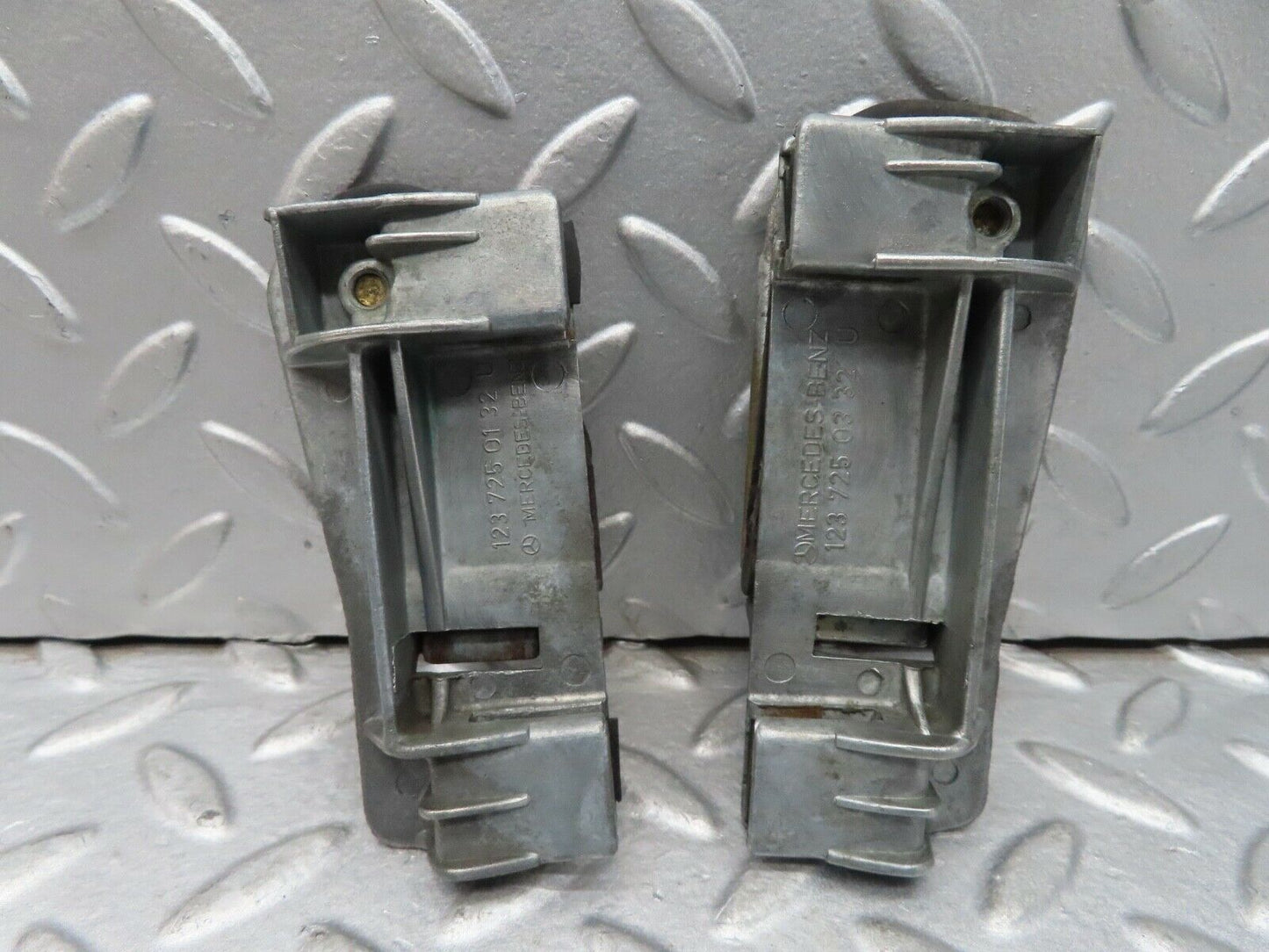 16928 Mercedes-Benz C123 280CE Coupe Door Glass Fixing Clip Left 1237250132