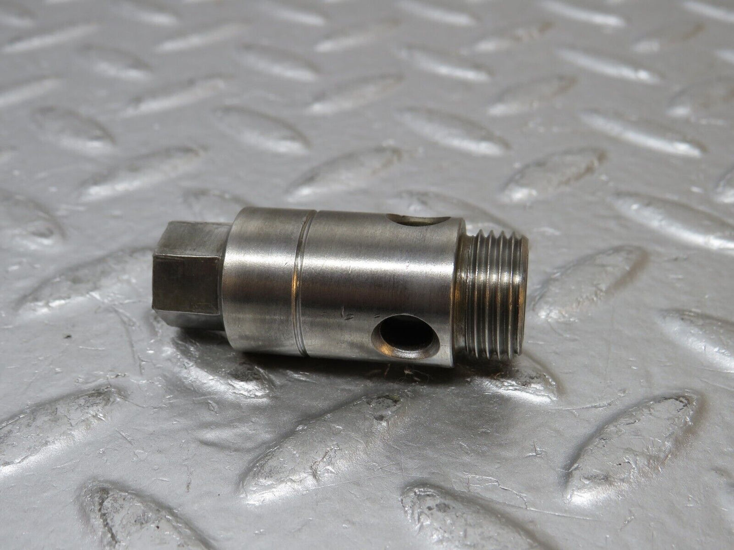 0405 Mercedes-Benz W120 180D Ponton Oil Pressure Valve