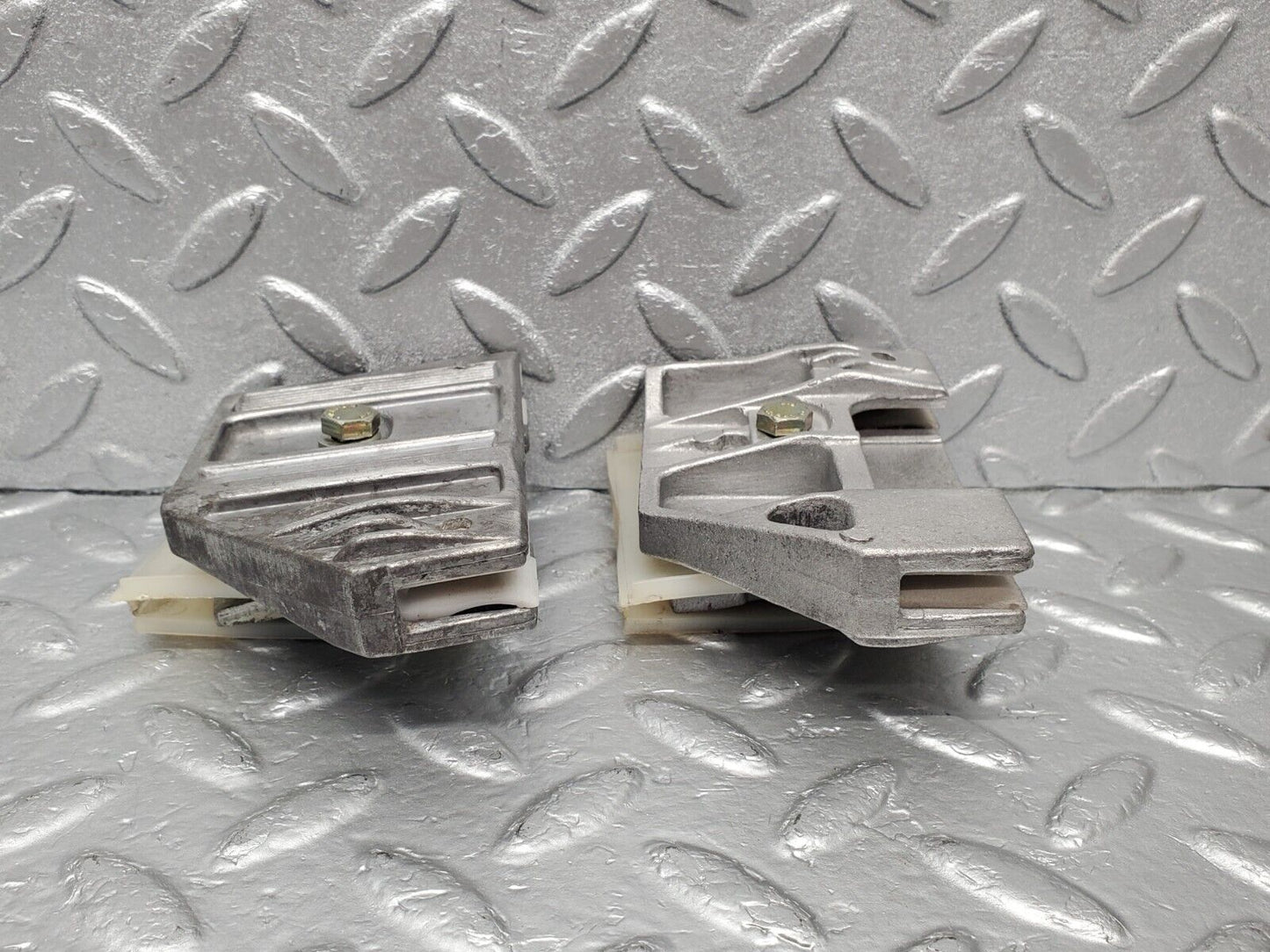 46955 Mercedes-Benz R129 320SL Coupe Door Window Guide Bracket 1247250332 1247250432