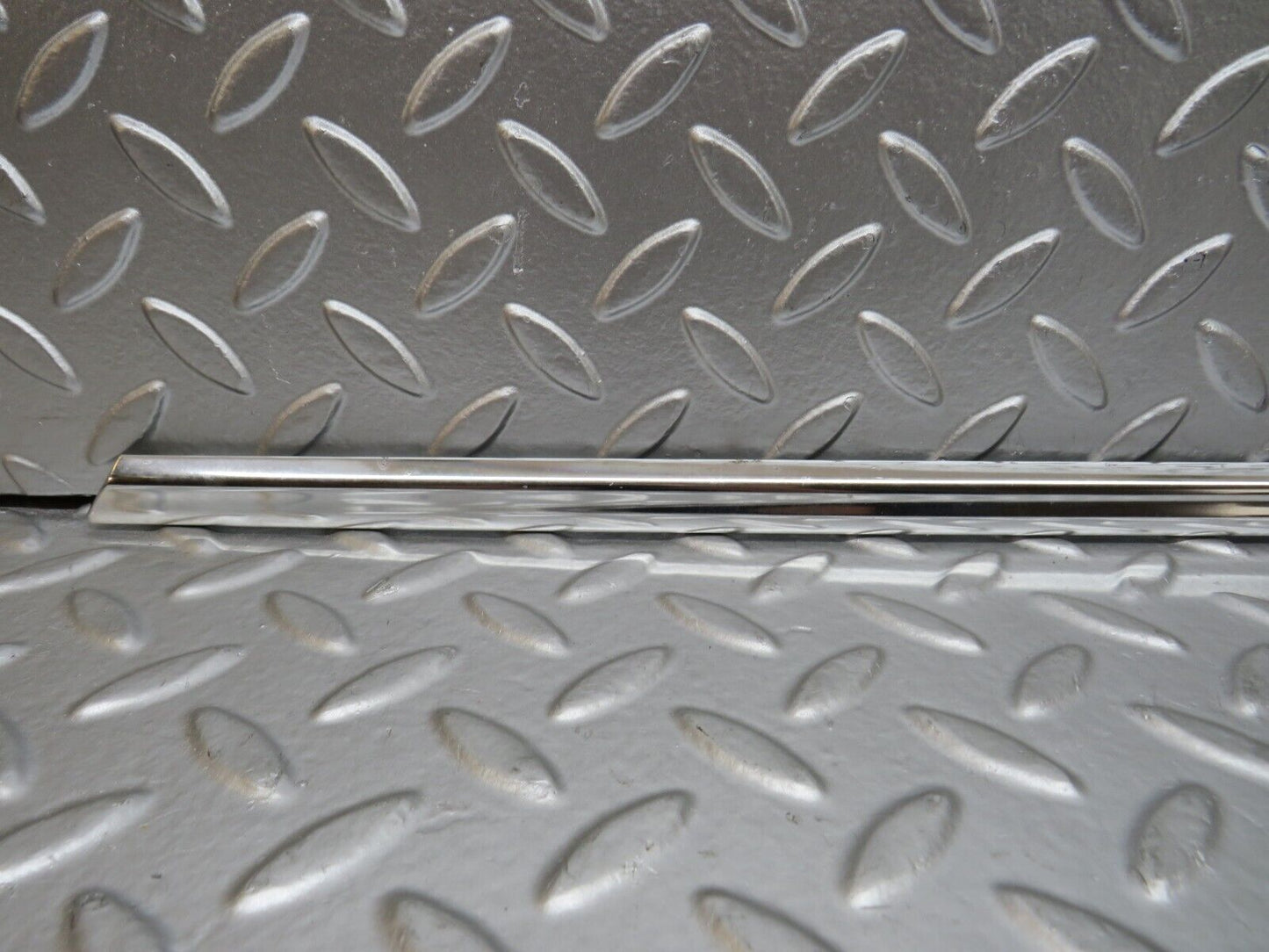 27115 Mercedes-Benz W123 280E Front Left Door Chrome Moulding Trim
