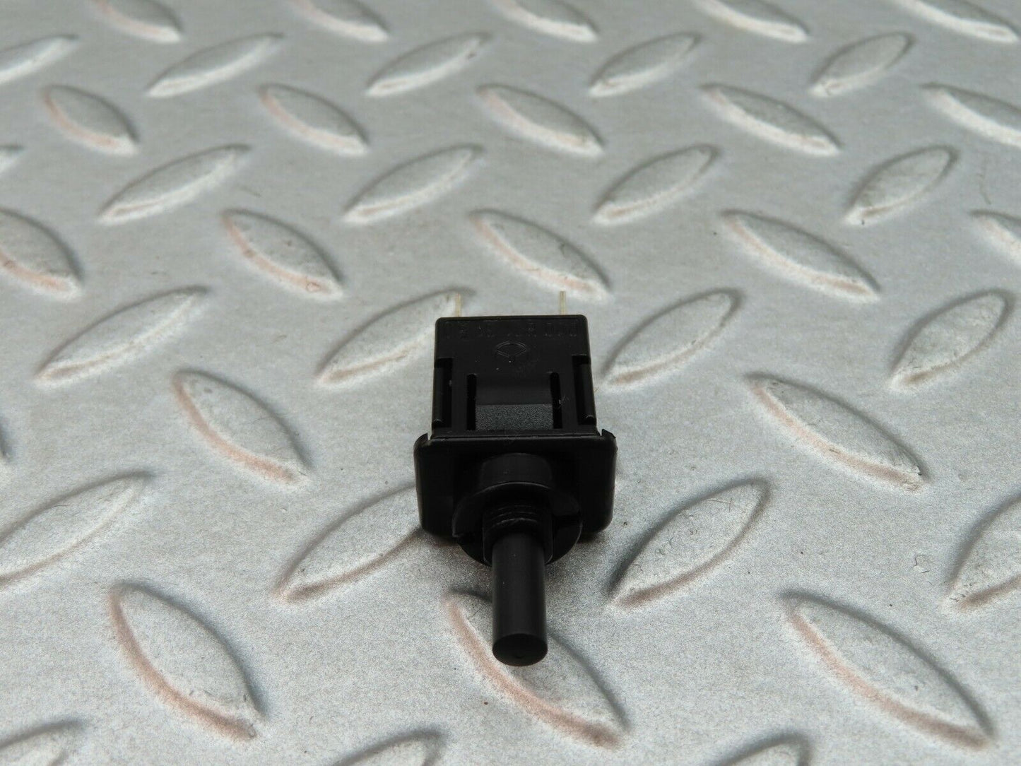 5760 Mercedes-Benz W123 200 Trunk Door Contact Switch 0008213152